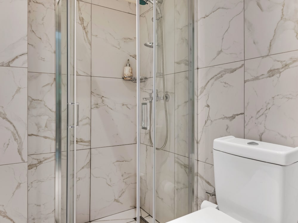 Sanders Crystal - Petite 2-bdr Apt w Terrace