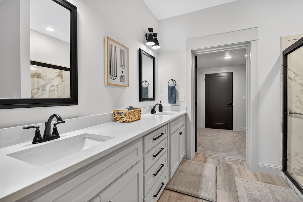 Plush & Roomy - Perfect For All Ages Near Ku & Kc 3 Bedroom Duplex