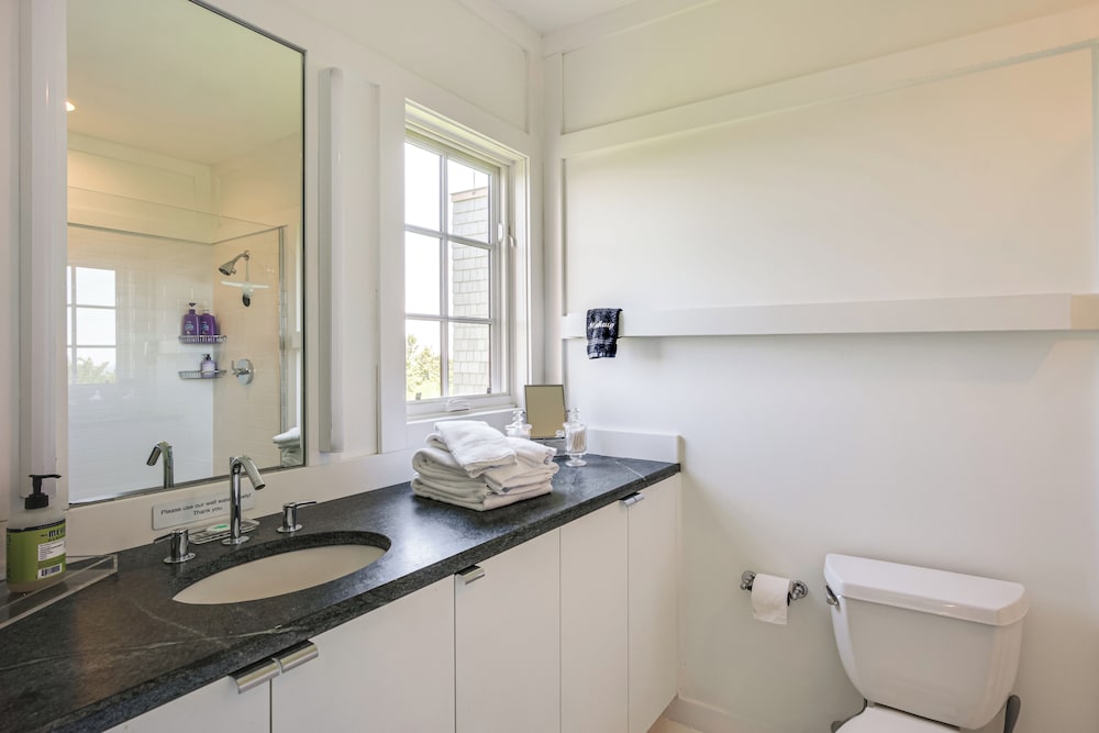 Group-friendly Newbury Stunner: Home Gym, Hot Tub!