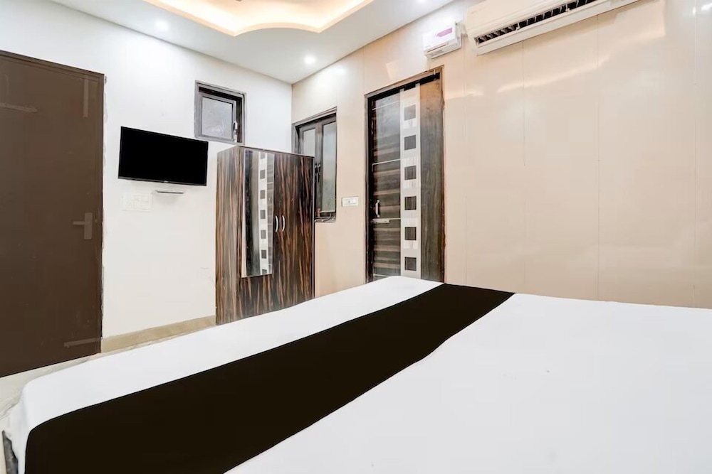Starx Signature Plaza Near Karkardooma Metro Station