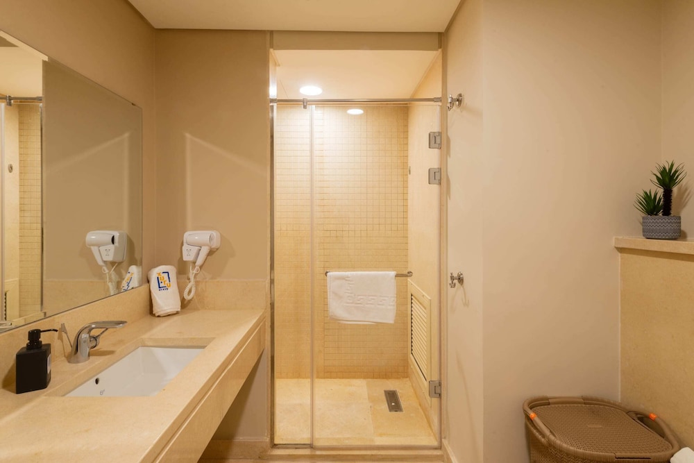 Xuru Stays I Exotic 1bdr w/ Outdoor Terrace Pool & Beach Access