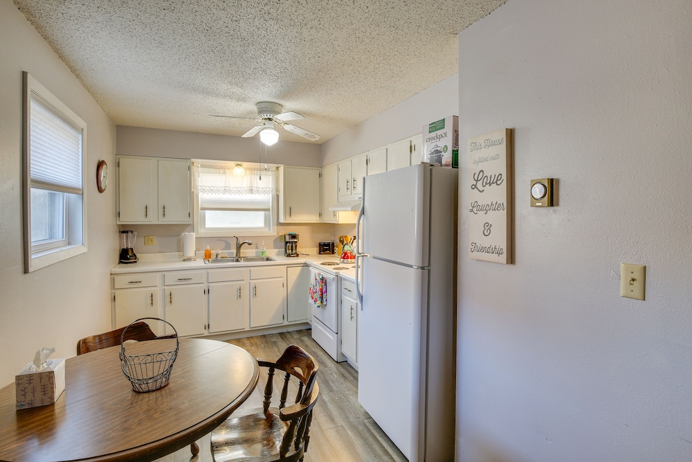Pierre Vacations - Downtown Pierre Apartment  1/2 Mi to River! - Property Image 4