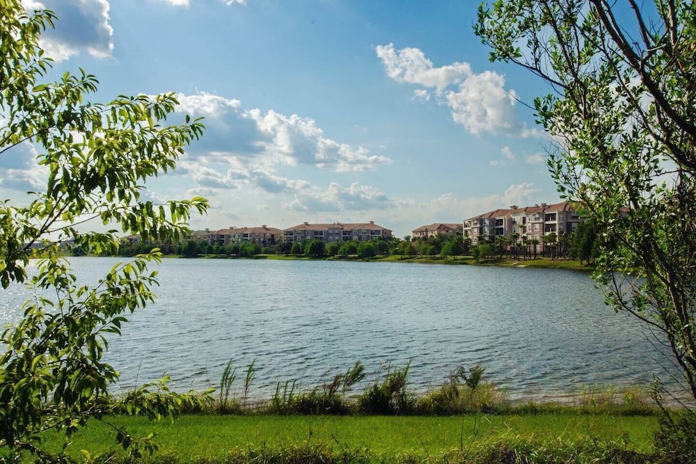 Stylish and Contemporary Vista Cay Hideaway - Lake View 3bd/2ba #3vc4126