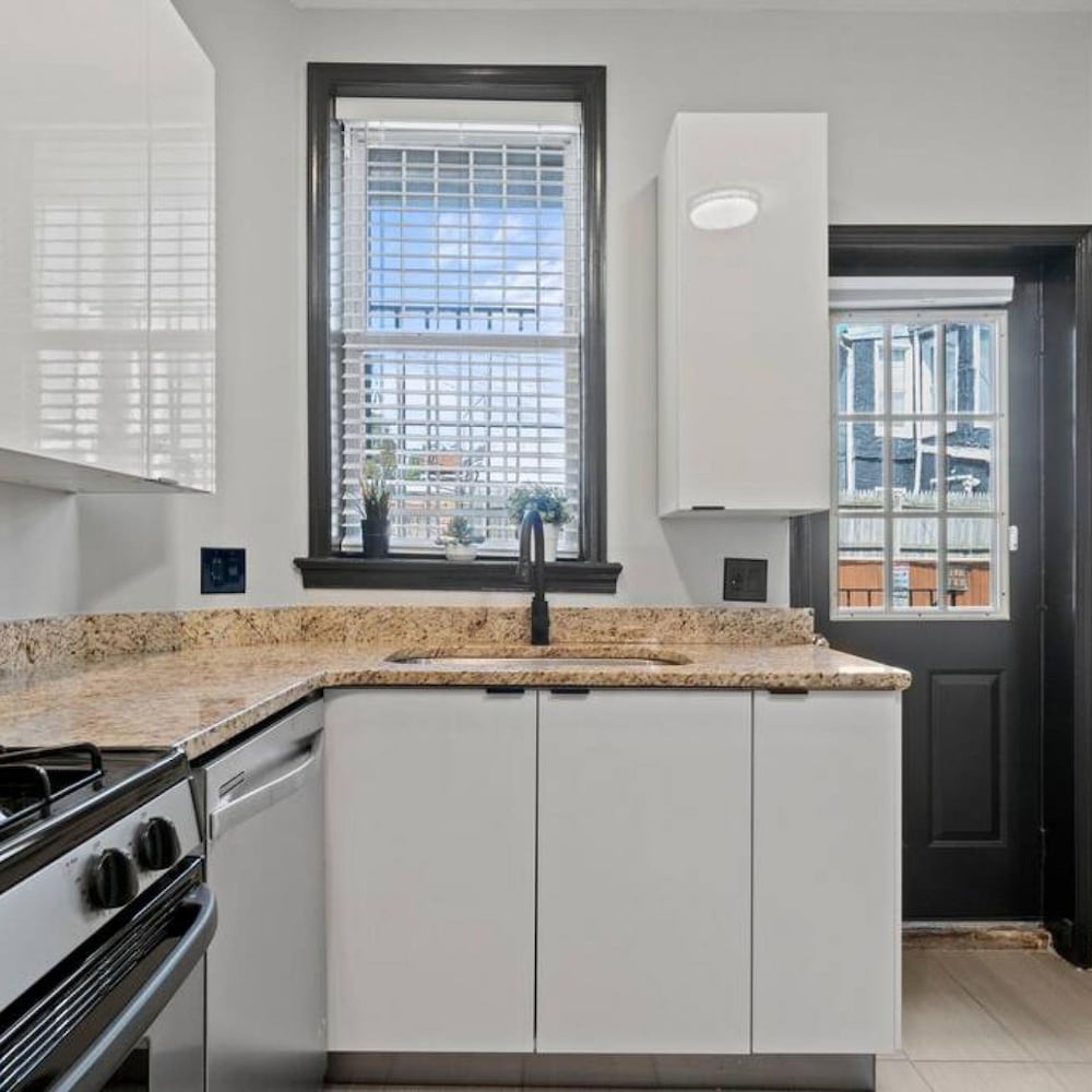 Charming DC Rowhouse Condo - Ideal Long-term Stay