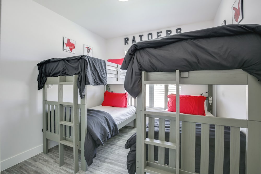 Hot Tub & Game Room: 'raider Resort' in Lubbock