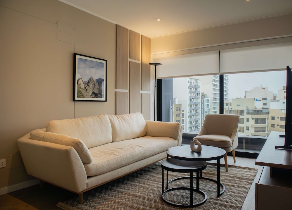 w Elegant 2BR Apartment in Miraflores Steps From Larcomar