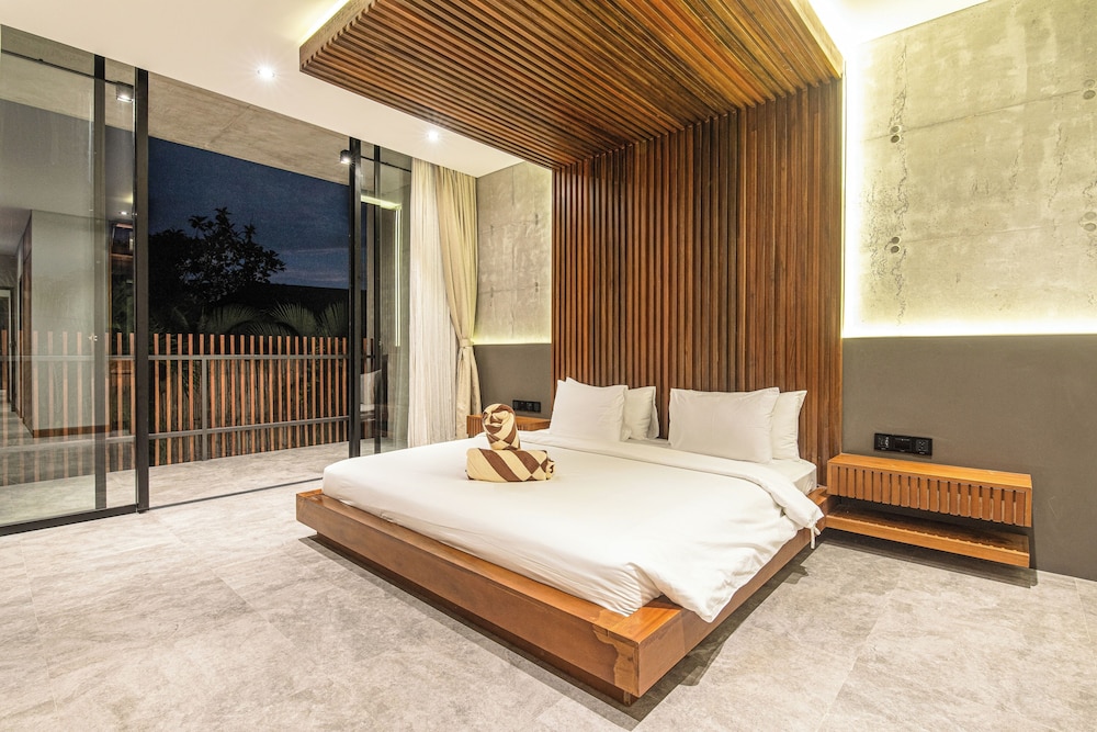 Modern 4BR Canggu Retreat Just 8mins to the Beach