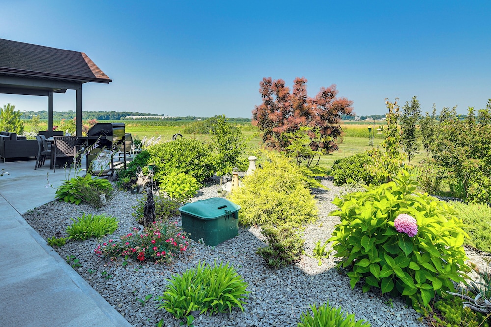 Grill Out, Play Pool: Huge Home on Lake Champlain!