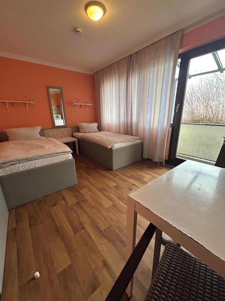 2-Rent Group Hostel Rooms AUB162