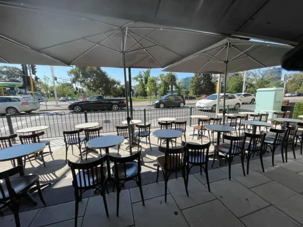 Spacious St Kilda Escape - Parking and City Views