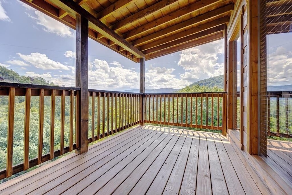 Valley View-tiful - 5 Bedrooms, 5 Baths, Sleeps 18 Home by RedAwning