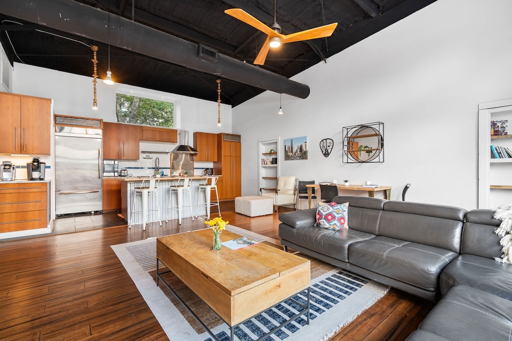 Luxury 7BR Hill Country Gem With Barndominium