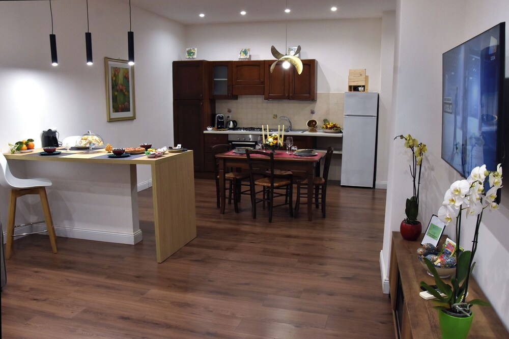 Gloden House Apartments