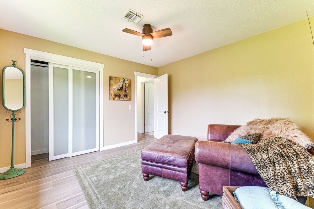 5 Mi to Lake Texoma: Wooded Retreat on 3 Acres!