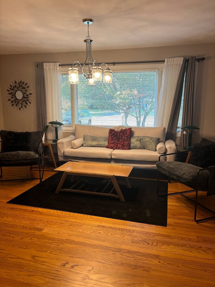Luxury Modern Stay - 2000 Sqft