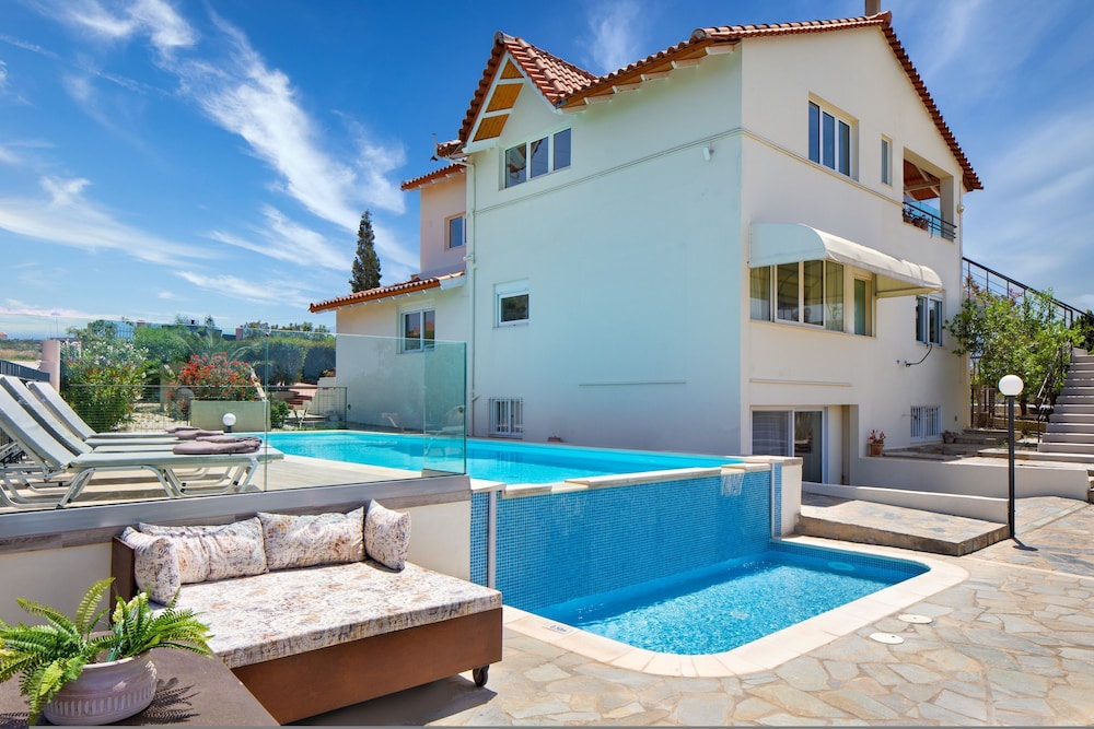 Villa Elihrisos-private Heated Pool Near the sea