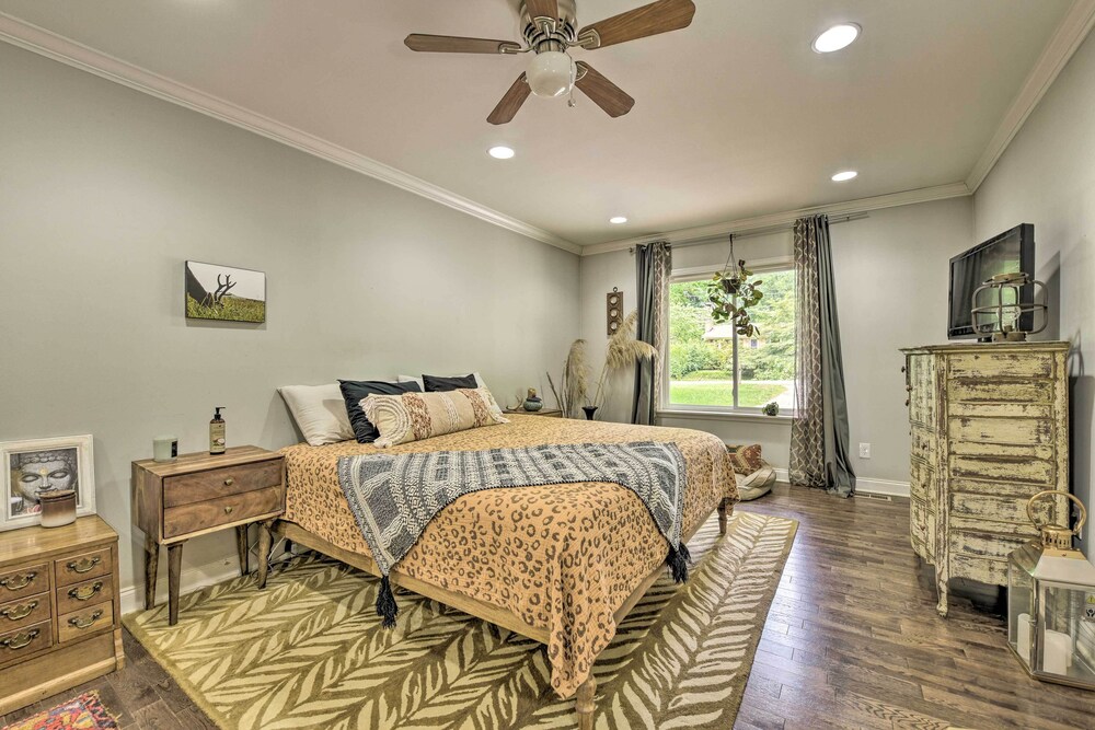 Charming Charlotte Cottage on a Half Acre!