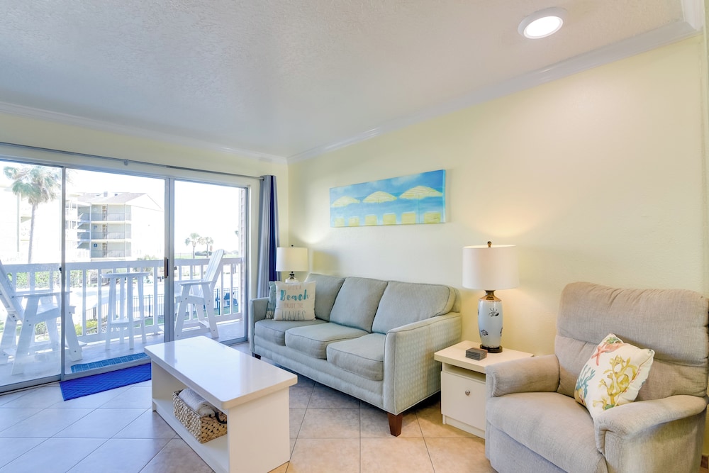 Walk to Galveston Beach: Resort Condo w/ Perks!