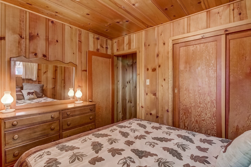 3993c Cedar Lake Tahoe 2 Bedroom Cabin by RedAwning view 2