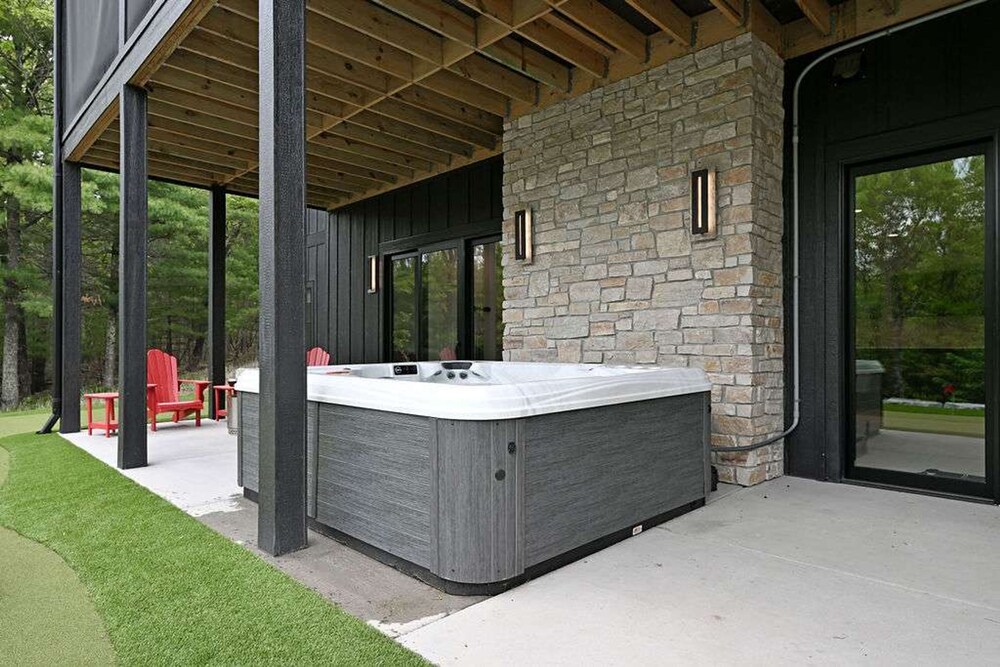 6BR Sand Valley Lodge With Hot Tub Bar Putting Green
