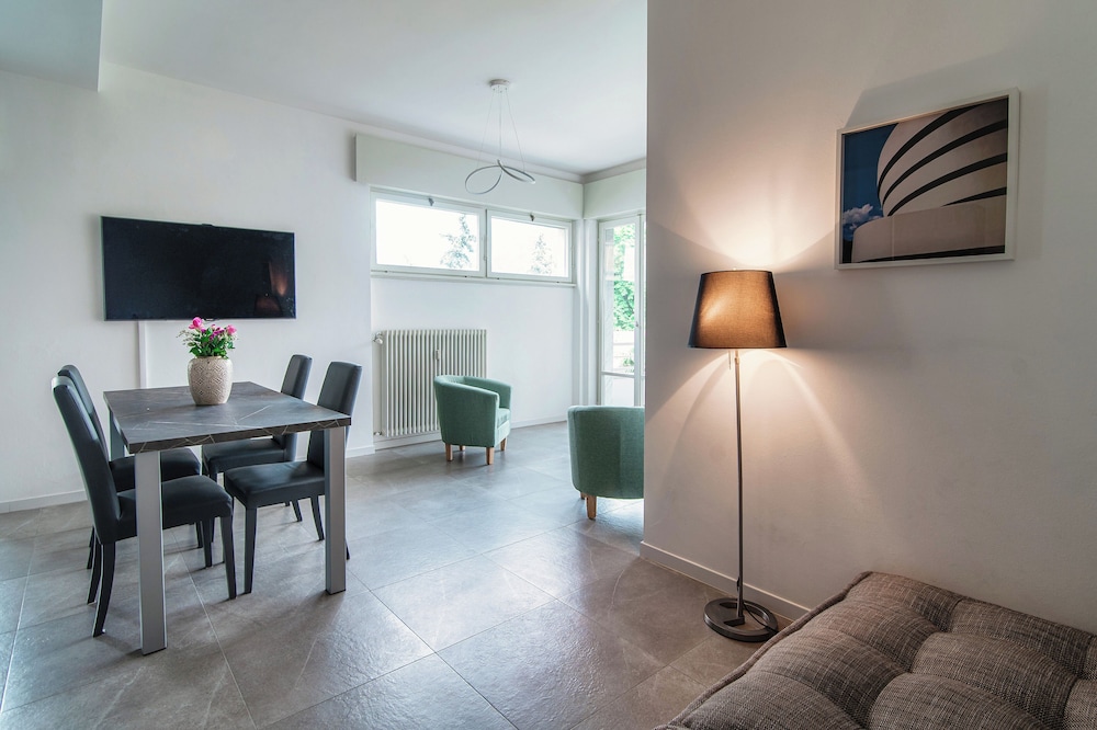 Stylish 2-Bedroom Apartment by Lake Como