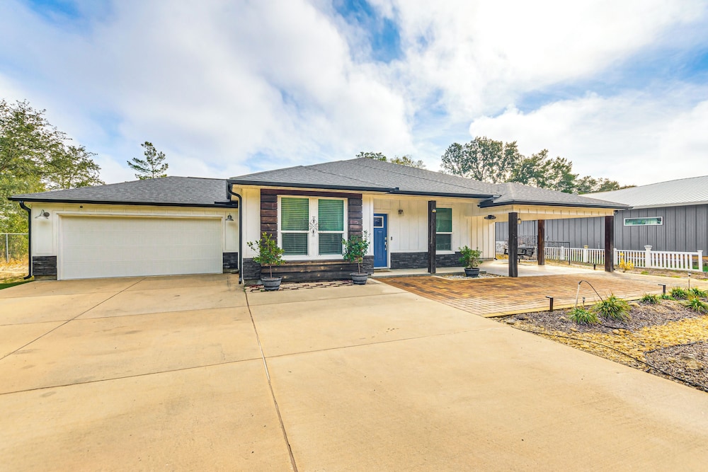 6 Mi to Navarre Beach: Spacious Family Retreat!