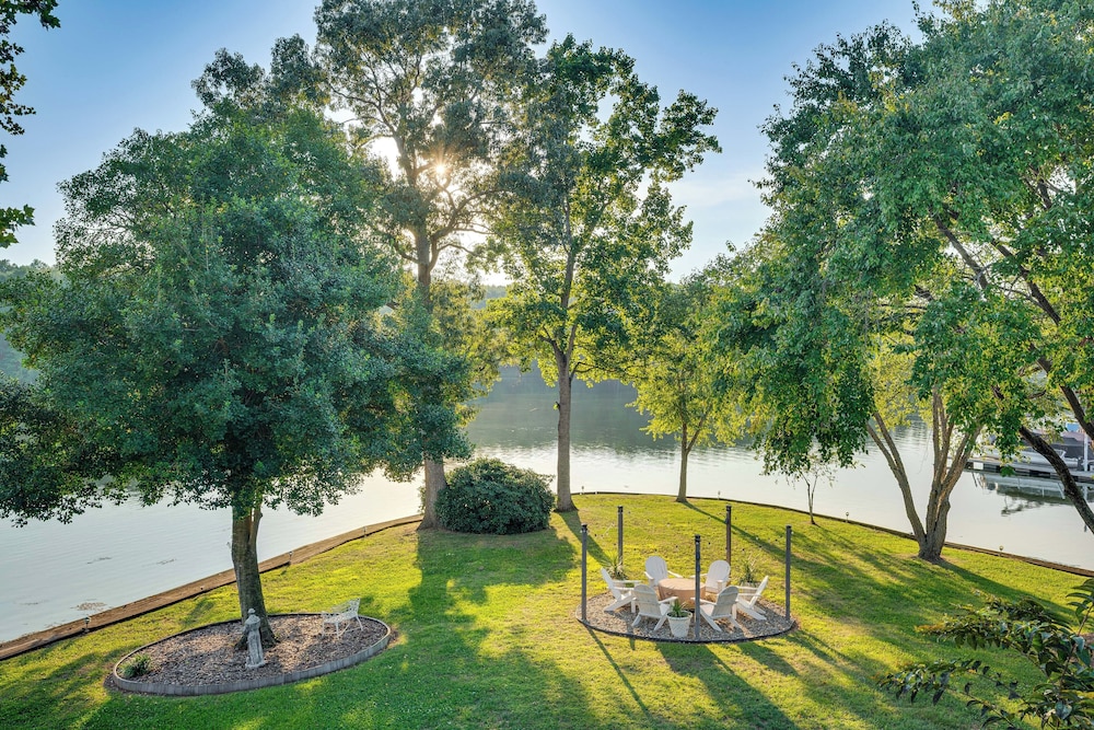 Breathtaking Views & Deck: Badin Lake House!