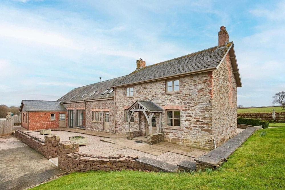 Host Stay Coed Barn