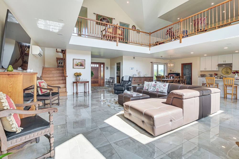 Grill Out, Play Pool: Huge Home on Lake Champlain!
