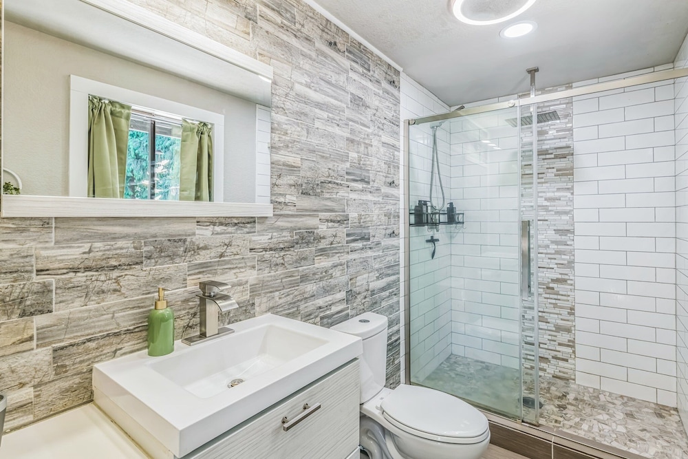 Modern Forest Escape Near Hikes & Lake 6 Bedroom Home