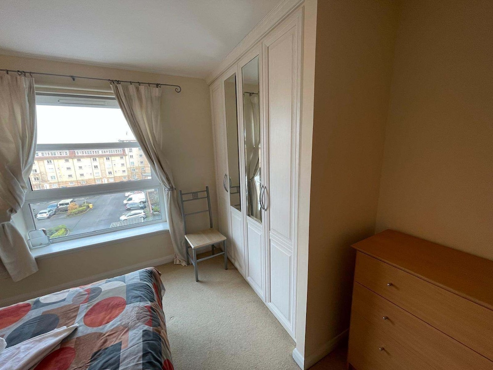 3 Bed Flat - Sleeps 6 - Parking - Wifi