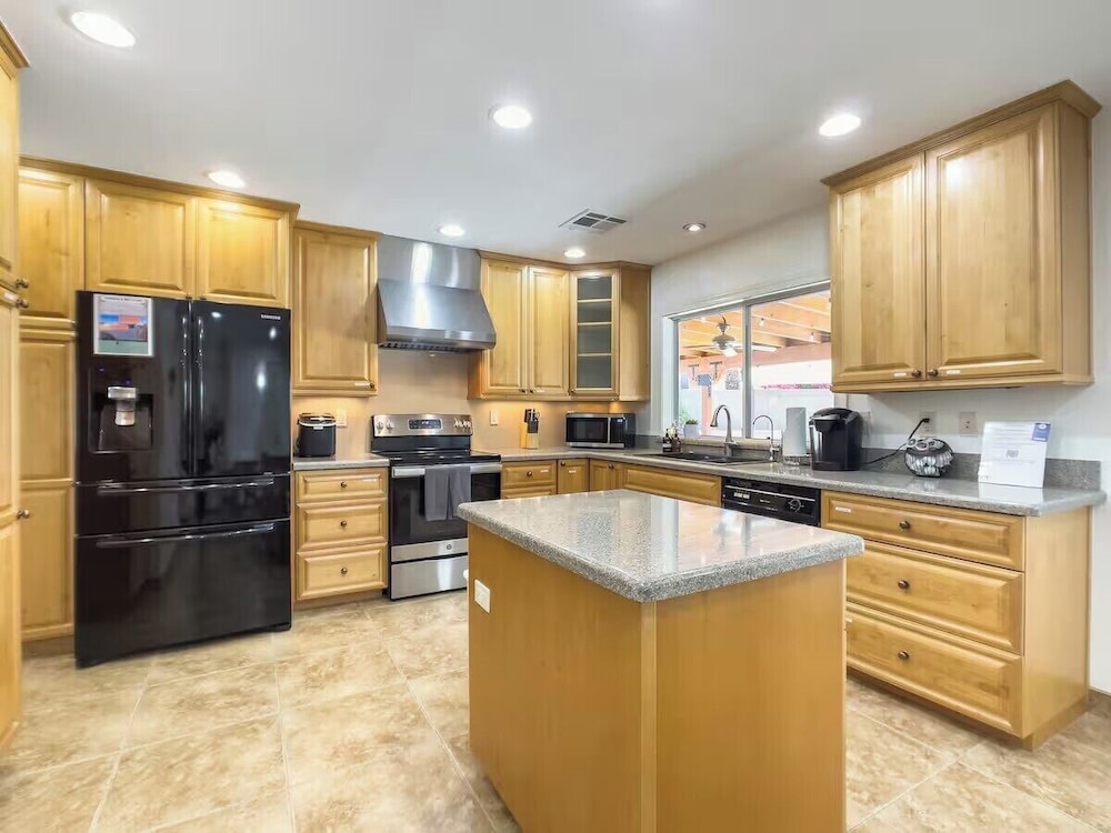 Chandler oasis with pool & hot tub