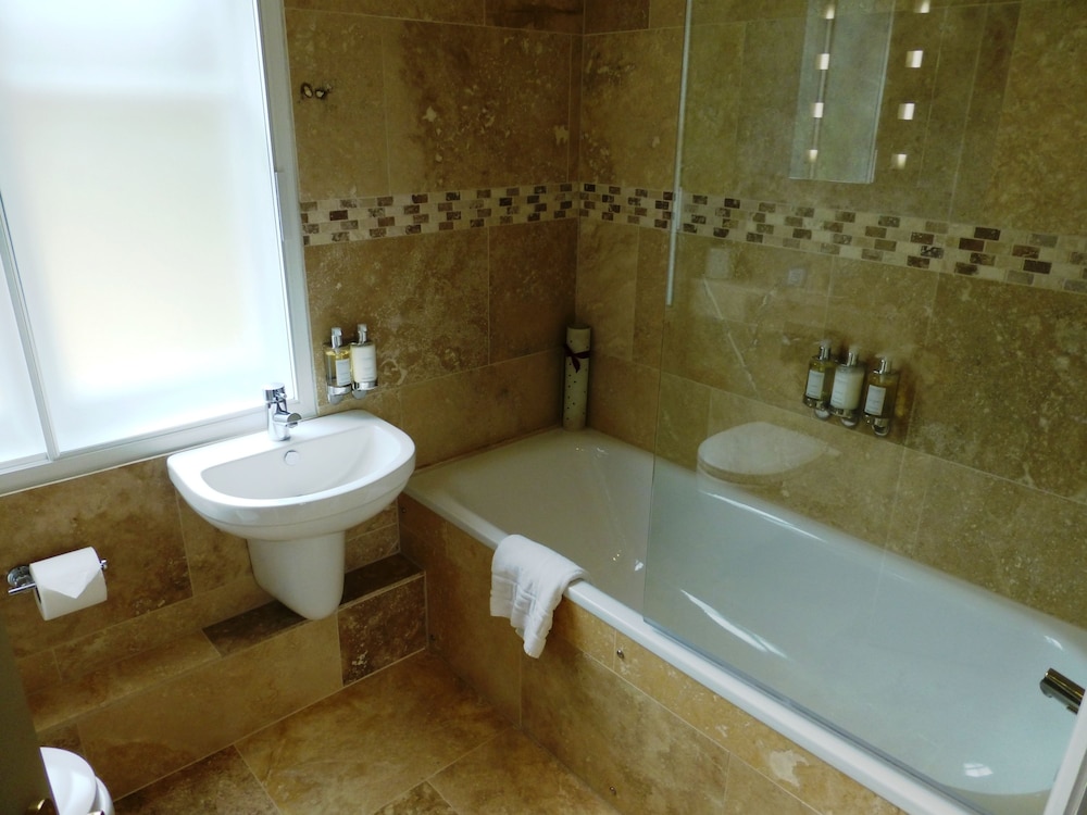 Aylesbury Vacations - The Five Arrows Hotel - Property Image 12