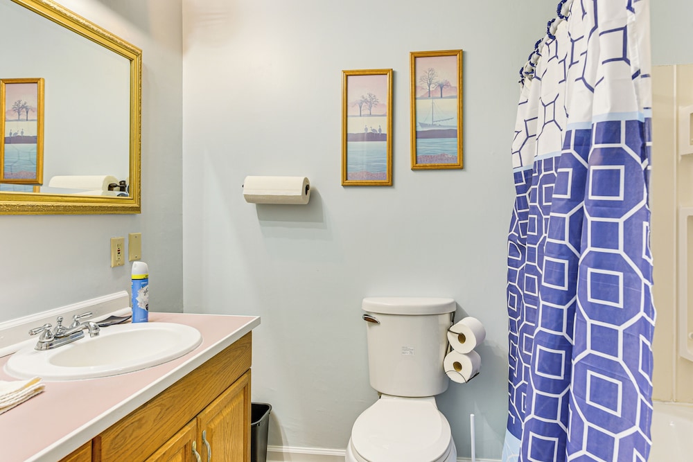 3 Mi to Dtwn Beaufort: Quiet Family Home w/ Yard