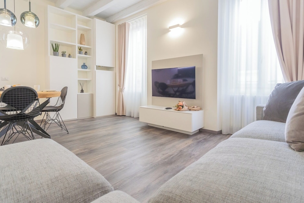 Modern & Stylish Apartment in Como City by Rent all Como