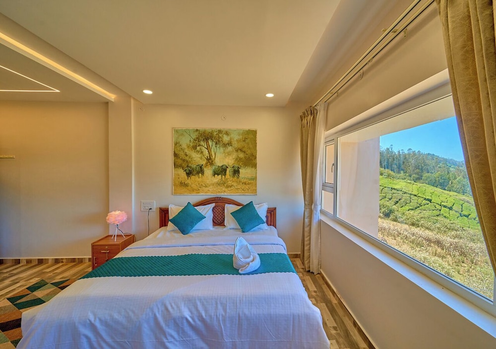 Vihani's Western Clouds by VOYE HOMES