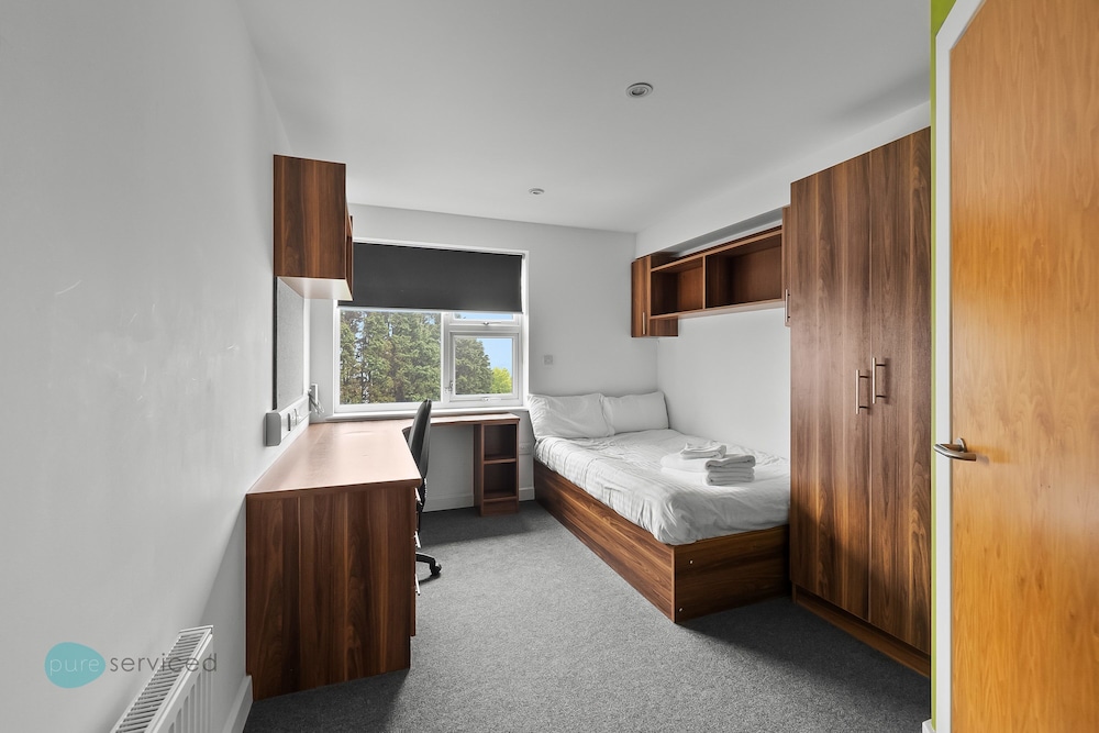 5 Bed Apartment @ Derriford Stays by Pureserviced