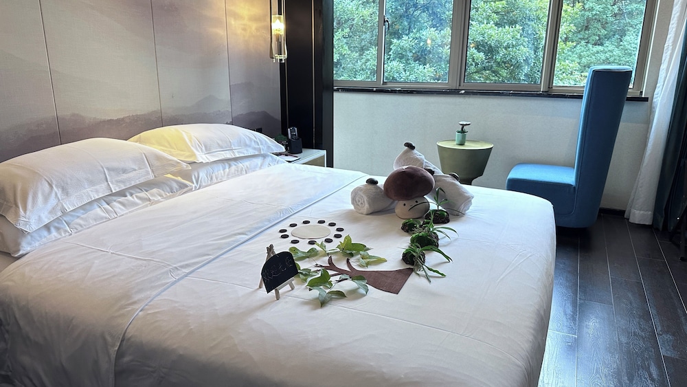 Longquan Jinsha Hotspring Hotel