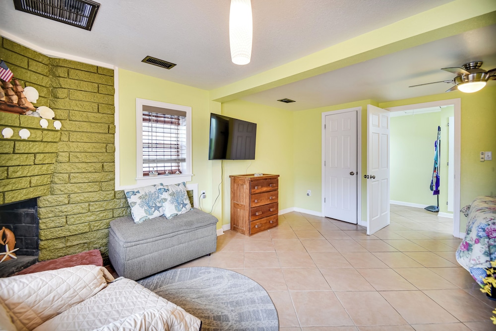 < 1/2 Mi to Beach Access + Pier: OBX Getaway