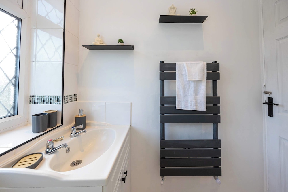 Spacious Apartment Near MCR Airport