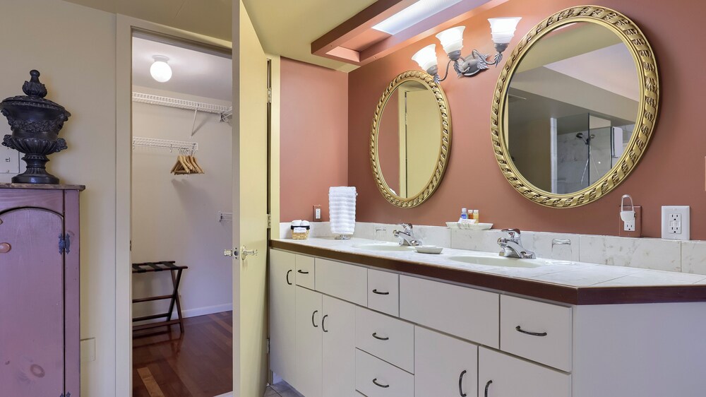 Twin Pine Manor Bed & Breakfast