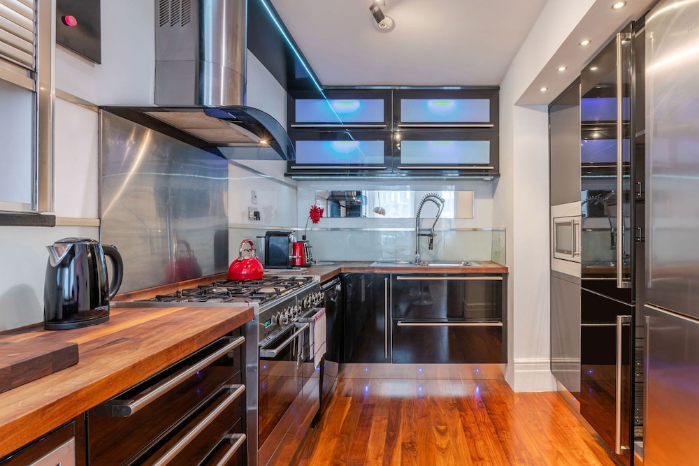The Red Room Apartment - Fitzrovia - by Frankie Says