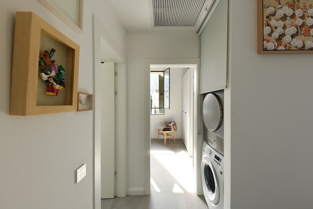 Artistic 2BD Apt w Balcony on Montefiore view 2