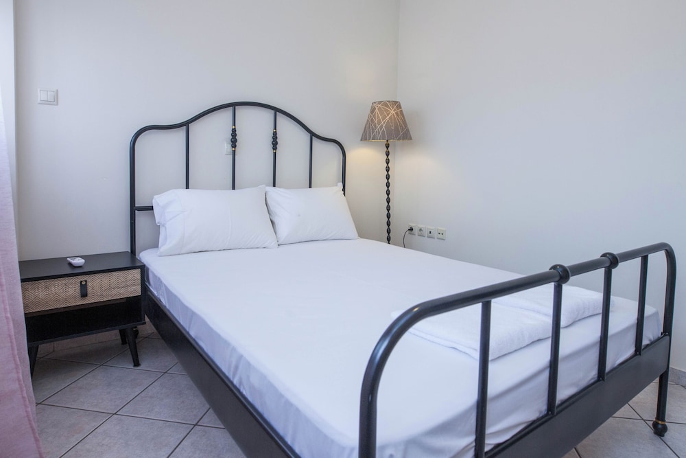 Elegant Spacious 2 Bd Apt in Petralona
