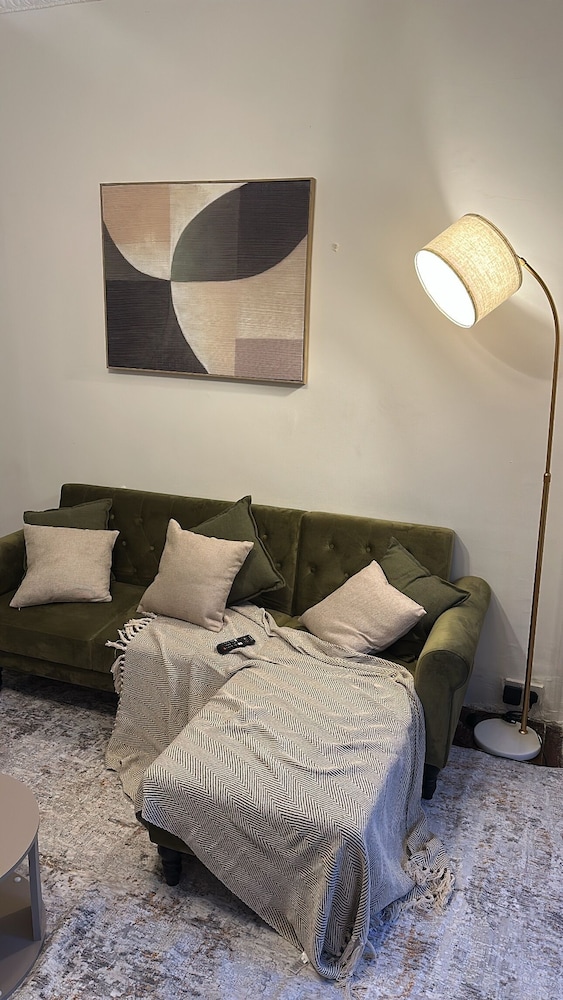 Cosy West Kensington Apartment - 3 Min to Tube