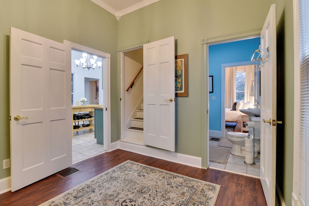 < 1 Mi to Moda Center: Walkable Portland Retreat!