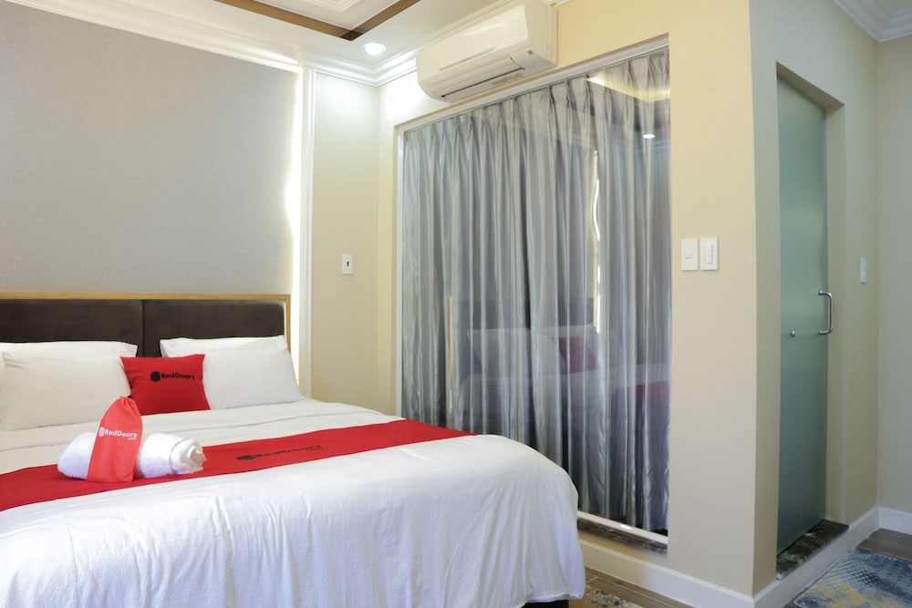 RedDoorz Premium @ Nguyen Oanh Street