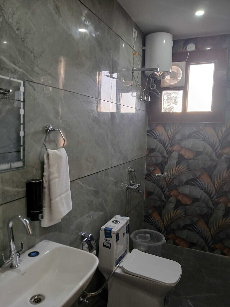 Aarav Hotel