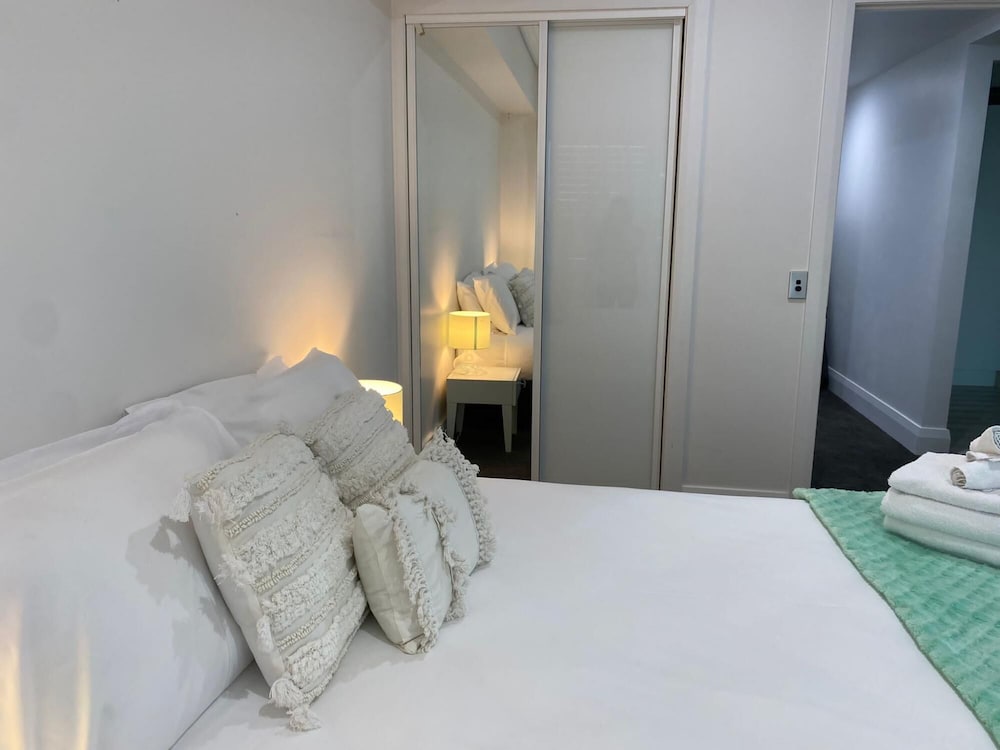 Spacious 2br Ocean Front View - Free Parking view 5