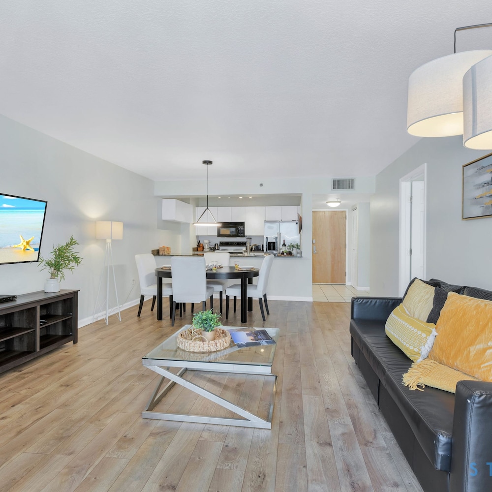 Modern 1-br Condo in Upscale Brickell Locale